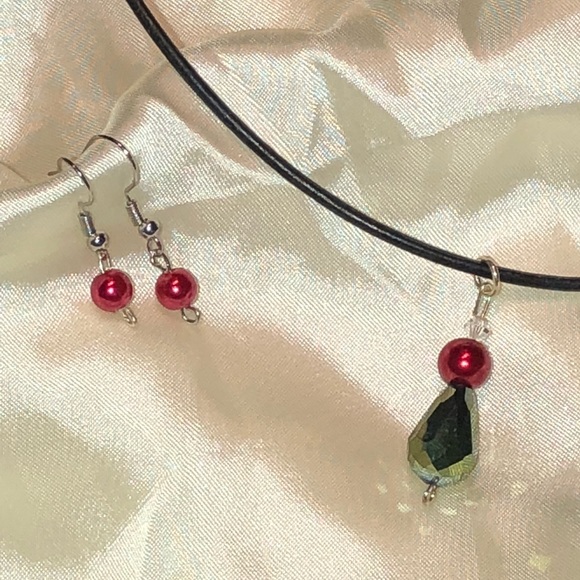Swarovski crystal pendant leather cord & earrings - Picture 8 of 8